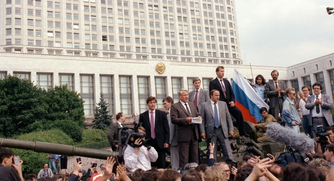 Russian President Boris Yeltsin (center) addresses a meeting as he stands on a tank outside the former Council of Ministers building on August 19, 1991. Source: Reuters 